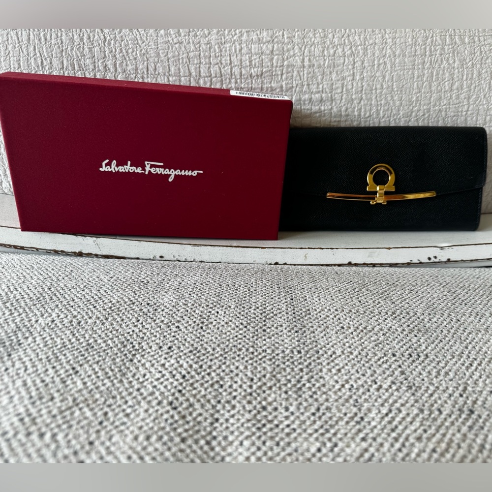 💯 Authentic- Ferragamo Icona Clip Contentianal Wallet